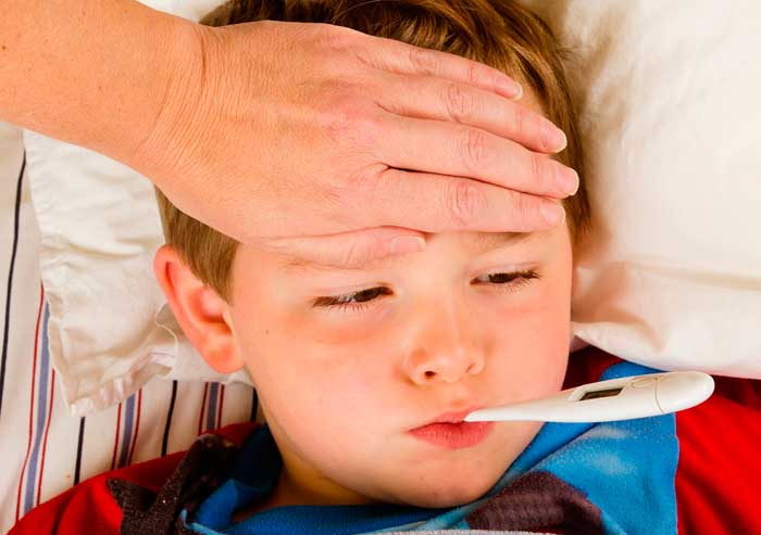У ребенка температура и болит голова: что делать