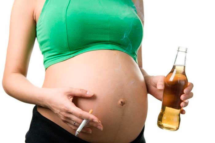 беременная женщина пьет алкоголь