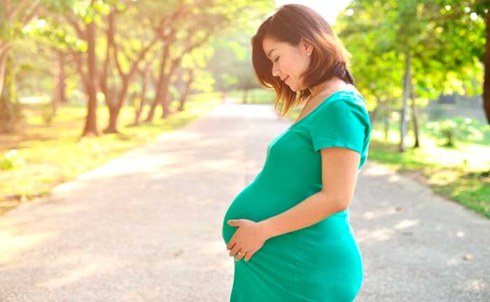 беременная женщина на прогулке